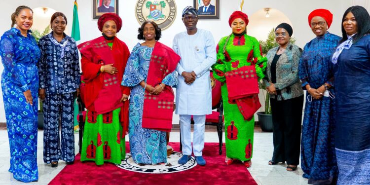 PHOTOS: Nigerian Army Officers’ Wives Association, NAOWA Led by Wife of the Chief of Army Staff, Mrs, Salamatu Yahaya Pay Courtesy Call on Governor Sanwo-Olu at Lagos House, Marina, on Thursday, January 27, 2022
