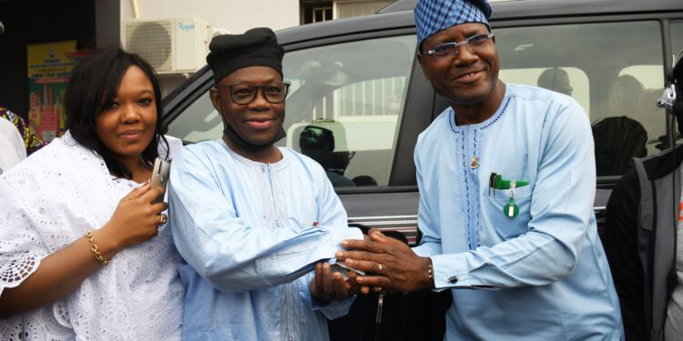 PHOTO: Gov Makinde Present Land Cruiser Jeep and JAC pick up to New Olubadan