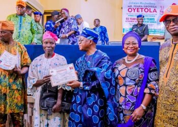 Oyetola presents N1.156b bond certificates to Osun retirees