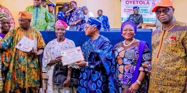 Oyetola presents N1.156b bond certificates to Osun retirees