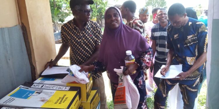 Oyo Distributes Farm Inputs To Farmers In Saki West, Oorelope, 4 Other LGAs