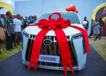 GAC Motor Nigeria, leads the auto-Industry again, gifts its Luxury GN8 MPV to Nigerian Music Superstar Davido and His wife for their wedding