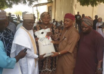 Dangote Shares Food To Victims Of Fire Disaster