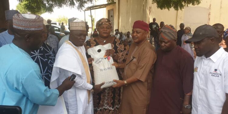 Dangote Shares Food To Victims Of Fire Disaster