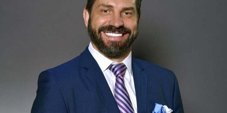 Iconic Narrator and Business Storyteller Philip Humm and Kellogg Professor Endorse “Leading in a Storm”